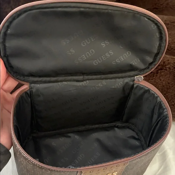 Guess designer makeup bag - Picture 5 of 6